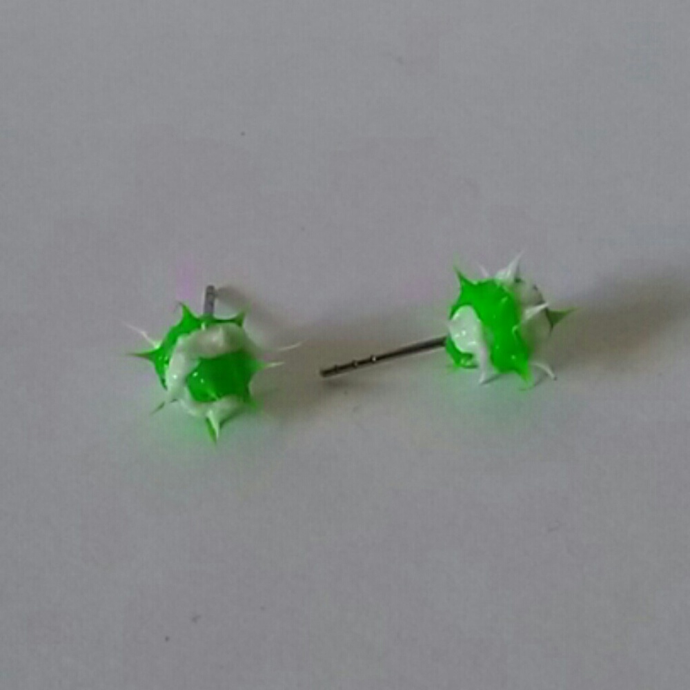 ⭐Free with bundle⭐Green and white spike earrings